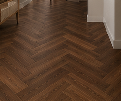 Suelo laminado en espiga, tono nogal